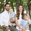 Carlos Felipe de Suecia y Sofia Hellqvist posan junto a sus hijos en el ...