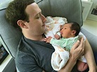 Foto de Mark Zuckerberg y su hija recién nacida August