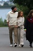 Jennifer Lopez y Ben Affleck pasean acaramelados por la playa de los ...