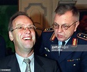 Bundesverteidigungsminister Rudolf Scharping erhält am 6.10.1999 in ...