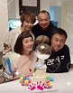 黎耀祥与妻子庆祝结婚25年 两人双手紧握切蛋糕太甜蜜_凤凰网