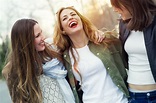 Tres mujeres jóvenes hablando y riendo en la calle. | Descargar Fotos ...