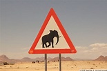 Señal de Elefantes cruzando en camino de Uis a Twyfelfontein ...