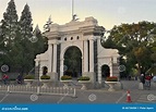 Universidad De Tsinghua Vieja De La Puerta, Pekín Imagen de archivo ...