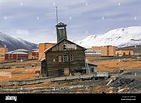 Verfallener Holzbau mit Turm bei Pyramiden, verlassene sowjetische ...