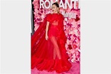 Miley Cyrus en robe longue rouge transparente