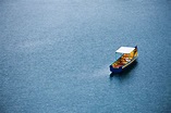 海上的一艘小船图片-汪洋大海上的飘着一艘小船素材-高清图片-摄影照片-寻图免费打包下载
