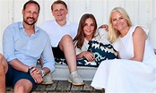 El posado de verano de Haakon y Mette-Marit de Noruega y sus hijos