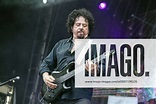 Steve Lukather von Toto live bei einem Konzert der 40 Trips Around The ...