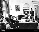 JOHN F KENNEDY U.S. Präsident im Weißen Haus Oval Office mit Berater ...