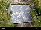 Una placa que memorializa el antiguo sitio de un cementerio judío ...