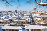 Dach des traditionellen koreanischen dorfes jeonju bedeckt mit schnee ...