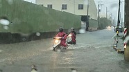 暴雨狂炸，高雄又淹水了！這地區「巷道變河道」積水半個輪胎，交通大崩潰-風傳媒