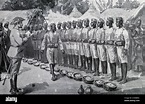 Colonia alemana de Camerún; reclutas africanos nativos dirigidos por un ...