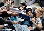 Scarlett Johansson signe des autographes à ses fans pour l'inauguration ...