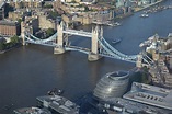 Vista aérea del puente más famoso de #Londres, el #TowerBridge y del # ...