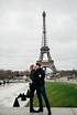 Hermosa pareja romántica en parís cerca de la torre eiffel | Foto Premium