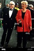 Ronnie Barker. Ronnie Barker y su esposa llegan al Royal Albert Hall ...