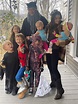 Alec Baldwin celebra Halloween con su esposa y sus hijos después de ...