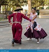 Pareja Argentina Tradicional Bailando En La Plaza 9 De Julio En Salta ...