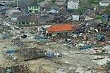 Sob a ameaça de novo tsunami, Indonésia esvazia cidades e vilas ...
