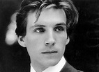 ...Actors and Actresses hanging around... — A young Ralph Fiennes ...
