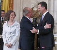 El Rey Juan Carlos I saluda a su hijo el Príncipe Felipe - La Familia ...