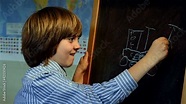 Video Stock Bambino alla lavagna disegna a scuola | Adobe Stock