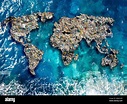 Los continentes de la tierra están hechos de basura, rodeados de agua ...