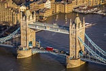 Londres, Inglaterra - vista aérea del famoso puente de la torre con el ...