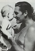 Errol Flynn with his daughter Deirdre, 1945 | ATTORI BRITANNICI ...