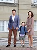 Federico y Mary de Dinamarca con su hijo Christian en su primer día de ...