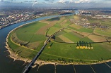 Uerdingen aus der Vogelperspektive: Uferbereiche am Rhein Flußverlauf ...
