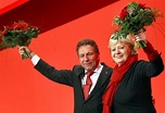 Bild zu: Doppelspitze der Linkspartei: Gesine Lötzsch und Klaus Ernst ...