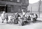 Spielende Kinder vor der Maschinenfabrik Deutschland in Dortmund, um ...