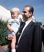 Juan Carlos de Borbón con su hijo el príncipe Felipe, en brazos, en los ...