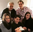 Michael Douglas posa con sus hijos y su nieta en una tierna foto familiar