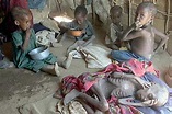 Niños famélicos esperan ayuda en el campo de Danan | Edición impresa ...