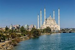 Die Sabanci-Moschee (Sabanci Merkez Camii) in Adana, Türkei, von der ...
