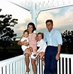 File:JFK and family in Hyannis Port, 04 August 1962.jpg - Wikipedia