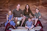 Kate Middleton e Príncipe William posam com os filhos em cartão de ...