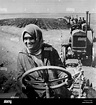 Autofahrerin Traktor auf Kolchose, Sowjetunion, 1928 Stockfotografie ...