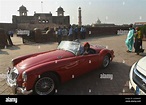 El pueblo paquistaní se aparta de la rally de automóviles clásicos de ...