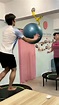 周天成和他的物理治疗师兼女友高小姐一同训练弹跳床_腾讯视频