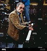 Hans Dieter Hübner, deutscher Jazzpianist, Portrait am Piano ...