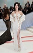 Anne Hathaway en vestido blanco cut out para Met Gala 2023 | Revista Clase