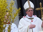 Papst Franziskus feiert erste Ostermesse auf dem Petersplatz in Rom ...