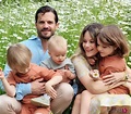 Carlos Felipe y Sofia de Suecia con sus tres hijos en su posado de ...