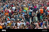 Publikum, viele Menschen auf engstem Raum, auf einem Festival ...
