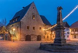 Rathaus und Kriegerdenkmal auf dem Marktplatz in Wegeleben Foto & Bild ...